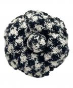 CHANELシャネル）の古着「ツィード カメリアブローチ」｜ホワイト×ブラック