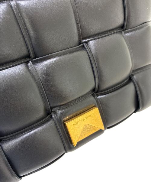 BOTTEGA VENETA（ボッテガベネタ）BOTTEGA VENETA (ボッテガベネタ) パデットカセットショルダーバッグ ブラック サイズ:-の古着・服飾アイテム