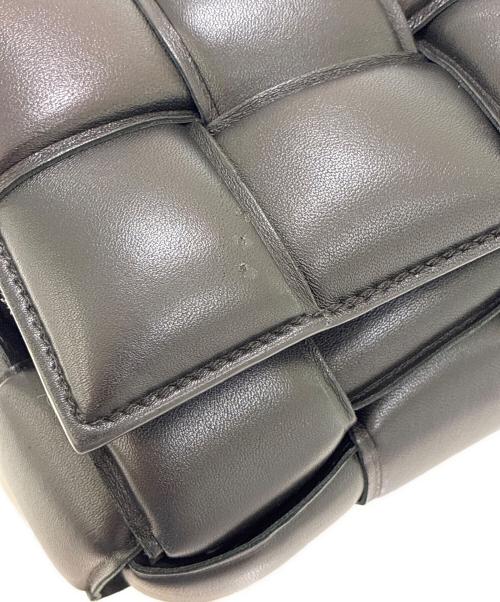 BOTTEGA VENETA（ボッテガベネタ）BOTTEGA VENETA (ボッテガベネタ) パデットカセットショルダーバッグ ブラック サイズ:-の古着・服飾アイテム