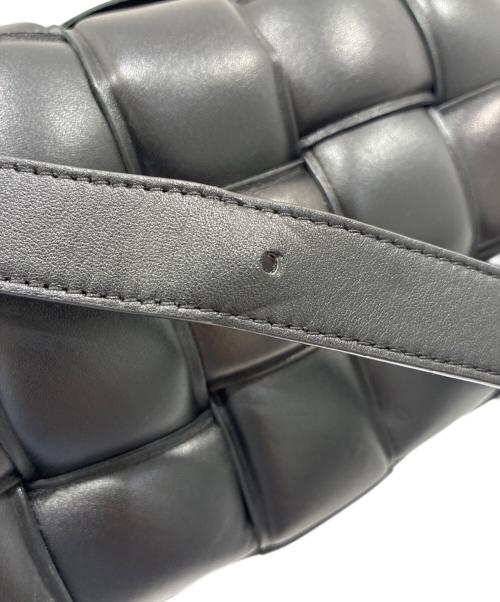 BOTTEGA VENETA（ボッテガベネタ）BOTTEGA VENETA (ボッテガベネタ) パデットカセットショルダーバッグ ブラック サイズ:-の古着・服飾アイテム