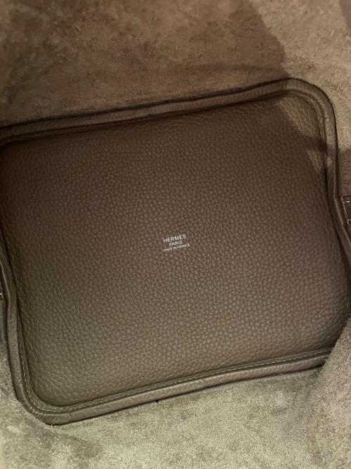 HERMES（エルメス）HERMES (エルメス) ピコタンロック MM/シルバー金具/トリヨンクレマンス/エトゥープ/Y刻印 エトゥープ×シルバー金具 サイズ:MMの古着・服飾アイテム