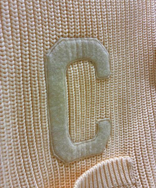 CELINE（セリーヌ）CELINE (セリーヌ) ロゴワッペンVネックカーディガン アイボリー サイズ:Sの古着・服飾アイテム