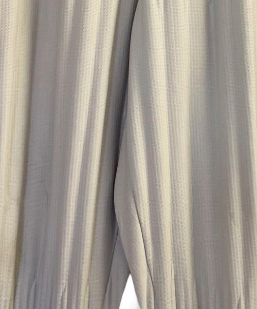 HOMME PLISSE ISSEY MIYAKE（オム プリッセ イッセイ ミヤケ）HOMME PLISSE ISSEY MIYAKE (オム プリッセ イッセイ ミヤケ) プリーツパンツ ライトグレー サイズ:１の古着・服飾アイテム