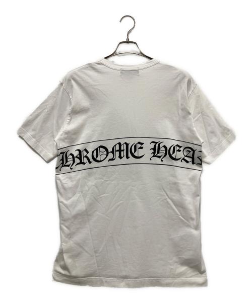 CHROME HEARTS（クロムハーツ）CHROME HEARTS (クロムハーツ) COMME des GARCONS (コムデギャルソン) スクロールラベルロゴTシャツ ホワイト サイズ:XXLの古着・服飾アイテム