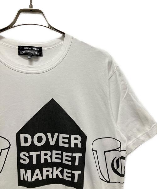 CHROME HEARTS（クロムハーツ）CHROME HEARTS (クロムハーツ) COMME des GARCONS (コムデギャルソン) スクロールラベルロゴTシャツ ホワイト サイズ:XXLの古着・服飾アイテム