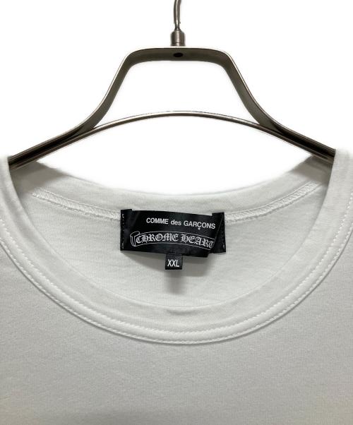 CHROME HEARTS（クロムハーツ）CHROME HEARTS (クロムハーツ) COMME des GARCONS (コムデギャルソン) スクロールラベルロゴTシャツ ホワイト サイズ:XXLの古着・服飾アイテム