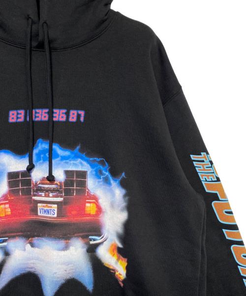 VETEMENTS（ヴェトモン）VETEMENTS (ヴェトモン) ロゴパーカー ブラック サイズ:XLの古着・服飾アイテム