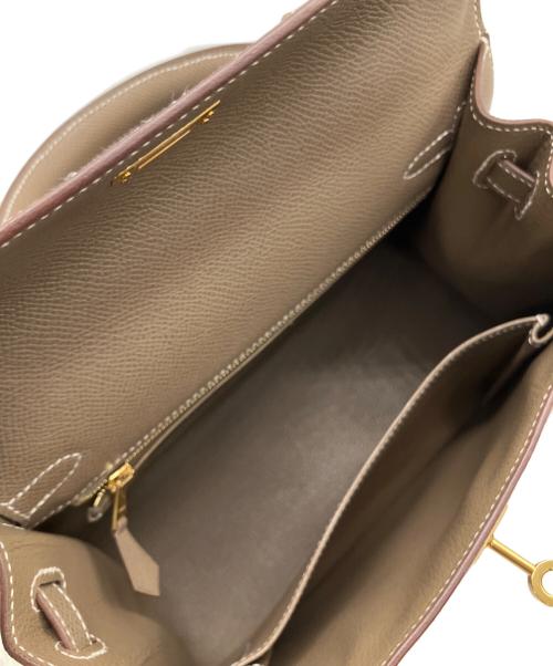 HERMES（エルメス）HERMES (エルメス) ケリー25/ヴォーエプソン/エトゥープ/外縫い/W刻印:2024年製 エトゥープ サイズ:25の古着・服飾アイテム