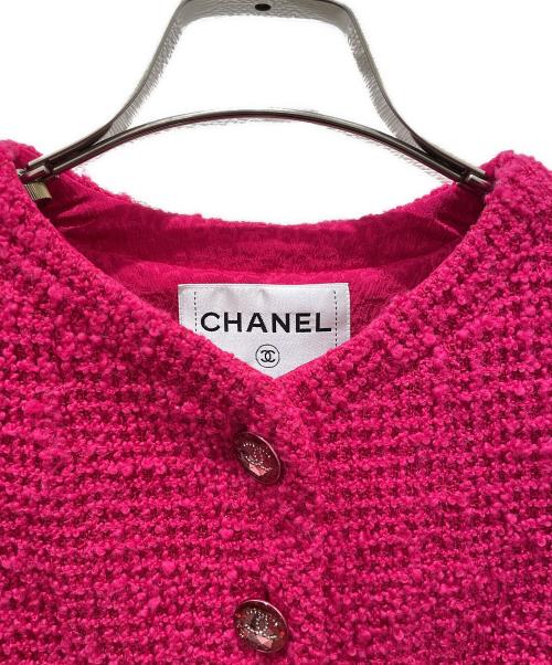 CHANEL（シャネル）CHANEL (シャネル) P71 ショート丈ココボタンツイードジャケット ショッキングピンク サイズ:36の古着・服飾アイテム