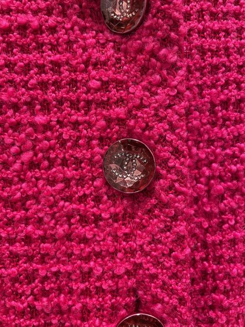 CHANEL（シャネル）CHANEL (シャネル) P71 ショート丈ココボタンツイードジャケット ショッキングピンク サイズ:36の古着・服飾アイテム