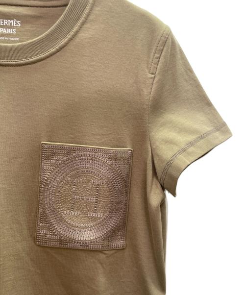 HERMES（エルメス）HERMES (エルメス) H-Mosaic Embroidered Pocket T-Shirt Hモザイク 刺繍ポケット Tシャツ/3H4614DL ブラウン サイズ:34 未使用品の古着・服飾アイテム