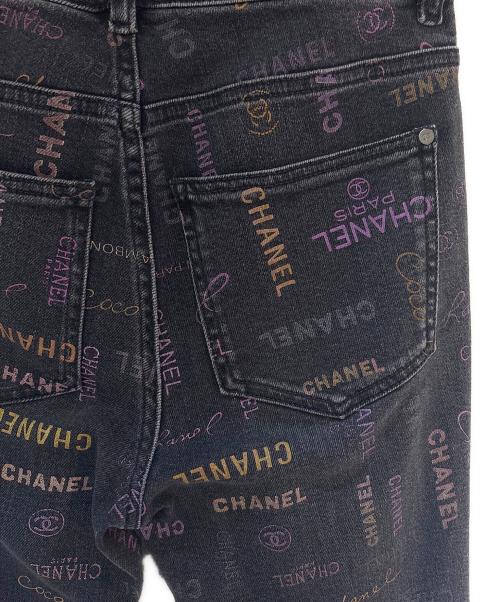 CHANEL（シャネル）CHANEL (シャネル) ロゴプリントデニムパンツ ブラック サイズ:34の古着・服飾アイテム