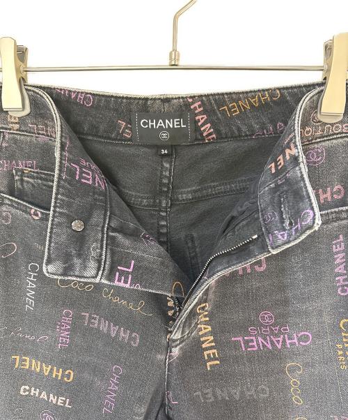 CHANEL（シャネル）CHANEL (シャネル) ロゴプリントデニムパンツ ブラック サイズ:34の古着・服飾アイテム
