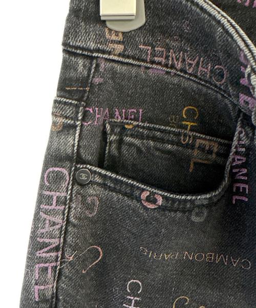 CHANEL（シャネル）CHANEL (シャネル) ロゴプリントデニムパンツ ブラック サイズ:34の古着・服飾アイテム