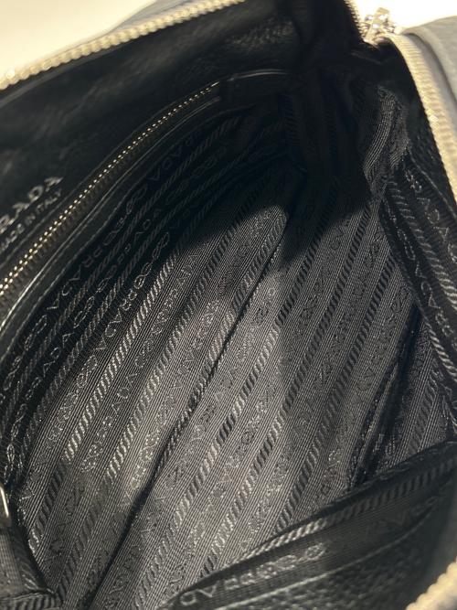 PRADA（プラダ）PRADA (プラダ) ヴィッテロダイノショルダーバッグ ブラックの古着・服飾アイテム
