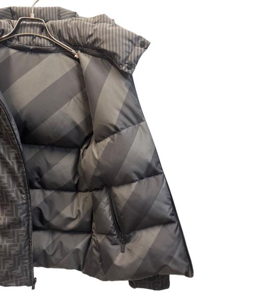 FENDI（フェンディ）FENDI (フェンディ) リバーシブルズッカダウンジャケット グレー×ブラック サイズ:44の古着・服飾アイテム
