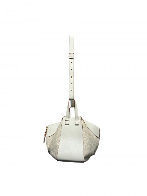 LOEWE（ロエベ）LOEWE (ロエベ) ショルダーバッグ アイボリー サイズ:スモールの古着・服飾アイテム