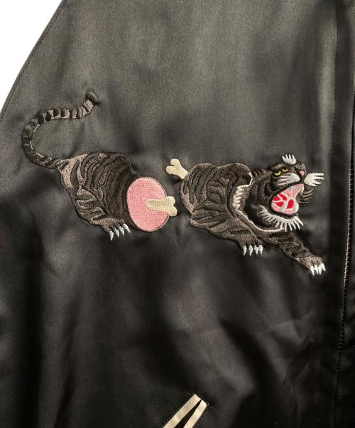 JohnUNDERCOVER（ジョンアンダーカバー）JohnUNDERCOVER (ジョンアンダーカバー) 16AW タイガー刺繍スーベニアジャケット ブラック×アイボリー サイズ:1の古着・服飾アイテム