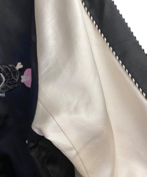 JohnUNDERCOVER（ジョンアンダーカバー）JohnUNDERCOVER (ジョンアンダーカバー) 16AW タイガー刺繍スーベニアジャケット ブラック×アイボリー サイズ:1の古着・服飾アイテム