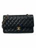 CHANEL（シャネル）の古着「マトラッセ25 ダブルフラップチェーンショルダーバッグ/」｜ブラック