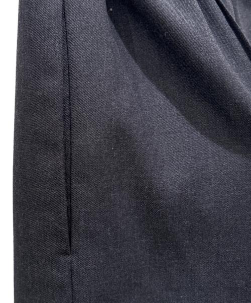 ENFOLD（エンフォルド）ENFOLD (エンフォルド) PIN-TUCK WIDE PANTS チャコールグレー サイズ:36の古着・服飾アイテム