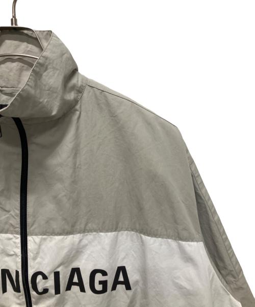 BALENCIAGA（バレンシアガ）BALENCIAGA (バレンシアガ) オーバーサイズド ジップアップロゴナイロンジャケット グレー サイズ:XXSの古着・服飾アイテム