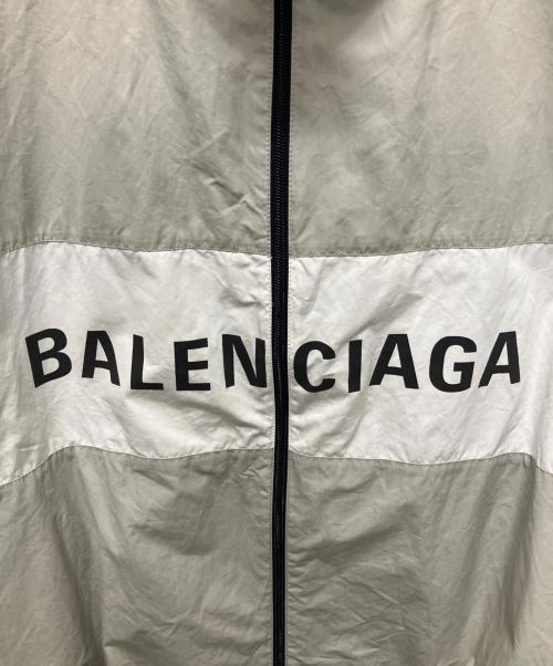BALENCIAGA（バレンシアガ）BALENCIAGA (バレンシアガ) オーバーサイズド ジップアップロゴナイロンジャケット グレー サイズ:XXSの古着・服飾アイテム