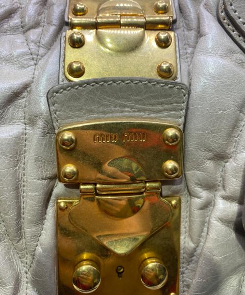 MIU MIU（ミュウミュウ）MIU MIU (ミュウミュウ) マテラッセハンドバッグ ベージュ サイズ:TUの古着・服飾アイテム