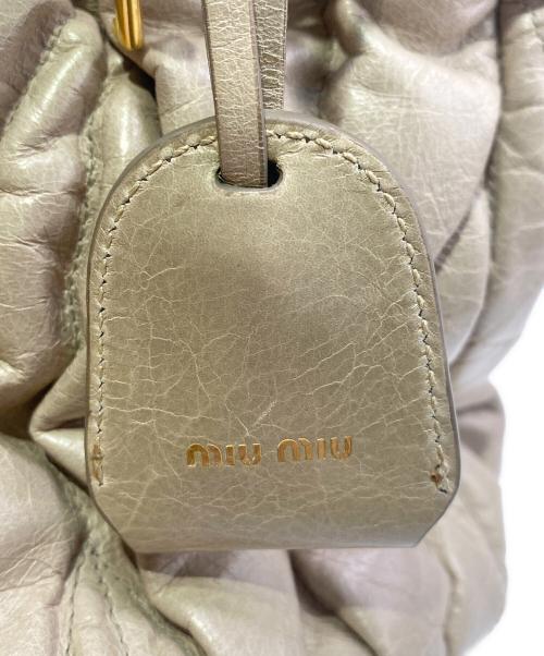 MIU MIU（ミュウミュウ）MIU MIU (ミュウミュウ) マテラッセハンドバッグ ベージュ サイズ:TUの古着・服飾アイテム