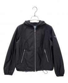 PRADA（プラダ）の古着「ロゴプレートナイロンジャケット」｜ブラック