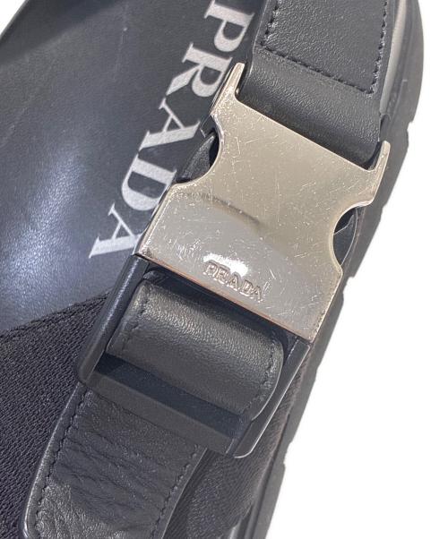 PRADA（プラダ）PRADA (プラダ) クロスバックルサンダル ブラック サイズ:9の古着・服飾アイテム