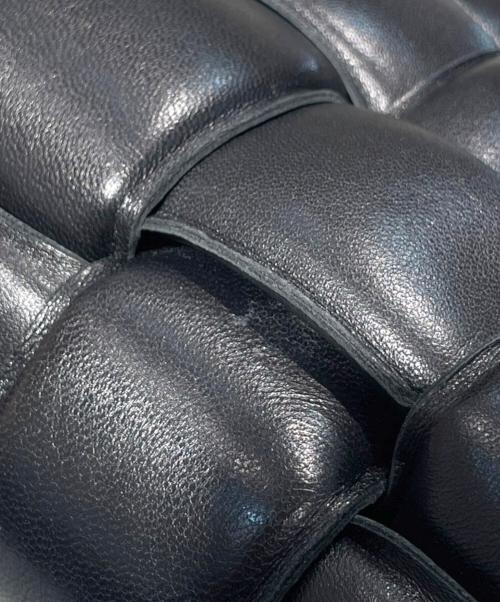 BOTTEGA VENETA（ボッテガベネタ）BOTTEGA VENETA (ボッテガベネタ) カセットショルダーバッグ ブラックの古着・服飾アイテム