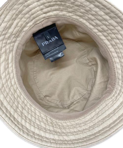PRADA（プラダ）PRADA (プラダ) ロゴプレートバケットハット ベージュ サイズ:Ｌの古着・服飾アイテム