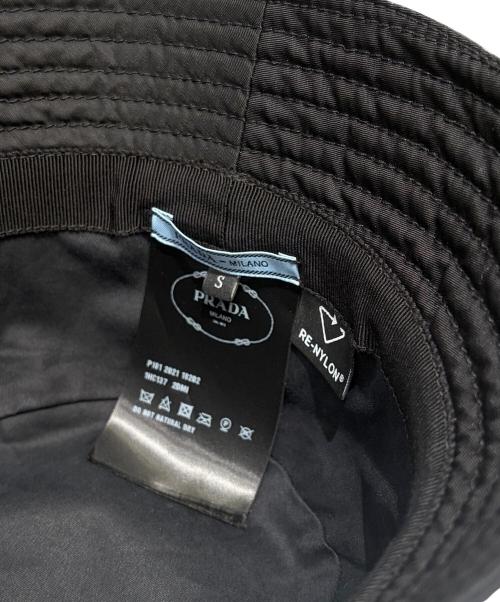PRADA（プラダ）PRADA (プラダ) Re-Nylon Bucket Hat/ナイロン バケットハット ブラック サイズ:-の古着・服飾アイテム
