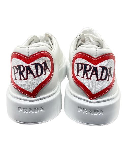 PRADA（プラダ）PRADA (プラダ) ハートロゴパッチスニーカー/RFID対応品/レザースニーカー/ロゴスニーカー/ローカットスニーカー ホワイト サイズ:7の古着・服飾アイテム