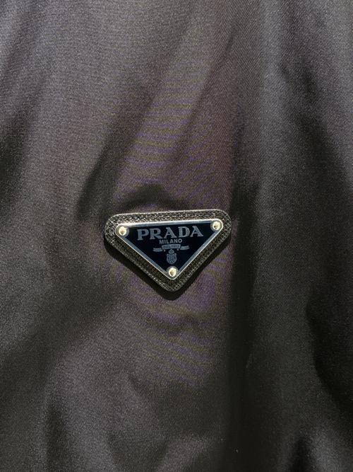 PRADA（プラダ）PRADA (プラダ) Re-Nylonプレートジャケット SC633 S222 1WQ8 ブラック サイズ:Mの古着・服飾アイテム