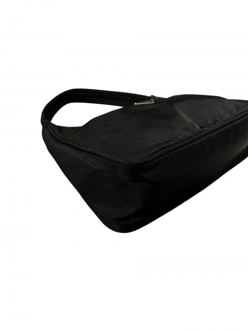 PRADA（プラダ）PRADA (プラダ) トライアングルロゴワンショルダーバッグ ブラックの古着・服飾アイテム