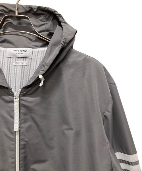Thom Browne（トムブラウン）Thom Browne (トムブラウン) Ripstop Mesh 4-Bar Hooded Jacket/リップストップ メッシュ 4バー フーデッドジャケット グレー サイズ:4の古着・服飾アイテム