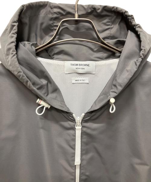 Thom Browne（トムブラウン）Thom Browne (トムブラウン) Ripstop Mesh 4-Bar Hooded Jacket/リップストップ メッシュ 4バー フーデッドジャケット グレー サイズ:4の古着・服飾アイテム