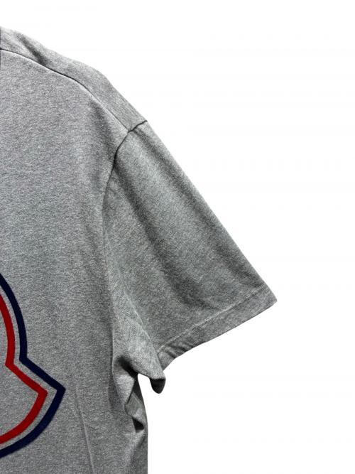 MONCLER（モンクレール）MONCLER (モンクレール) フロッキーロゴTシャツ グレー サイズ:XLの古着・服飾アイテム