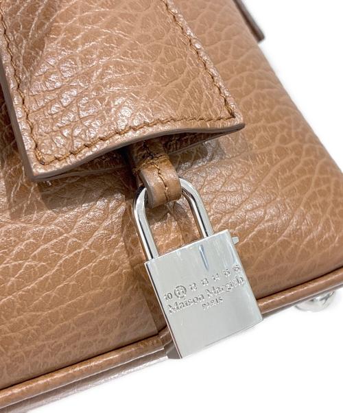 Maison Margiela（メゾンマルジェラ）Maison Margiela (メゾンマルジェラ) 5ACショルダーバッグ/5AC Shoulder Bag Mini Iconic Top Handle Crossbody Leather ブラウンの古着・服飾アイテム