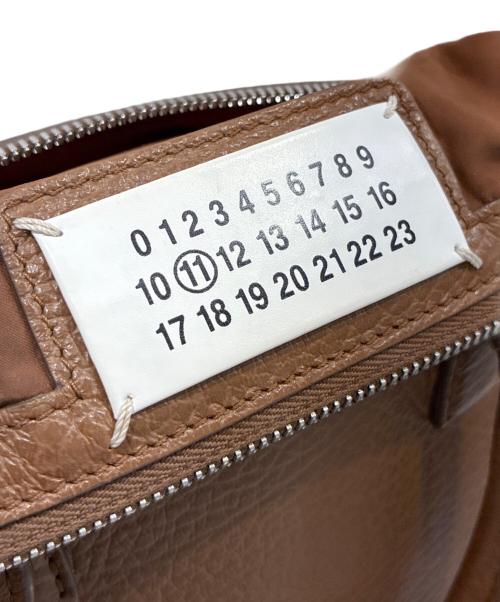 Maison Margiela（メゾンマルジェラ）Maison Margiela (メゾンマルジェラ) 5ACショルダーバッグ/5AC Shoulder Bag Mini Iconic Top Handle Crossbody Leather ブラウンの古着・服飾アイテム
