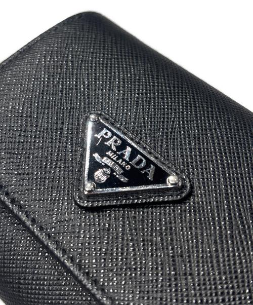 PRADA（プラダ）PRADA (プラダ) サフィアーノトライアングル 財布 ブラックの古着・服飾アイテム