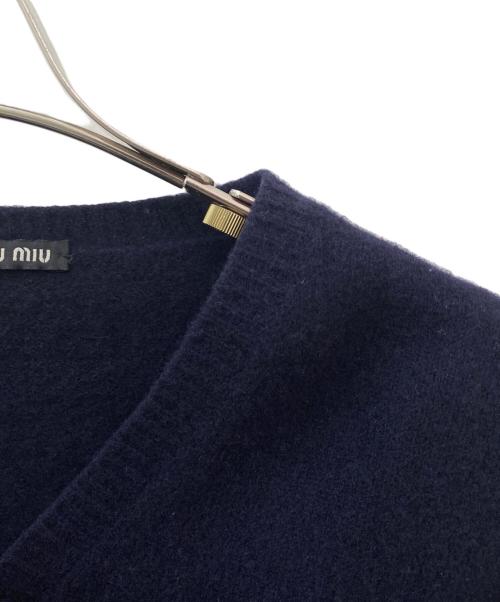 MIU MIU（ミュウミュウ）MIU MIU (ミュウミュウ) Vネックロゴニット ネイビー サイズ:46の古着・服飾アイテム
