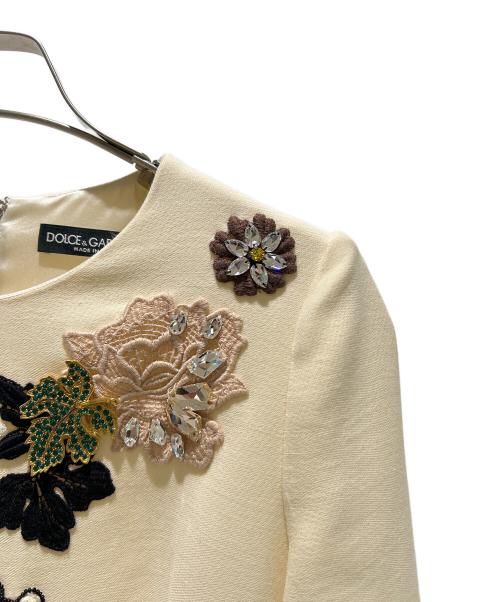 DOLCE & GABBANA（ドルチェ＆ガッバーナ）DOLCE & GABBANA (ドルチェ＆ガッバーナ) 刺繍ビーズ装飾ワンピース アイボリー サイズ:40の古着・服飾アイテム