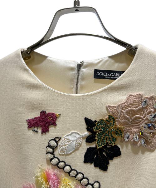 DOLCE & GABBANA（ドルチェ＆ガッバーナ）DOLCE & GABBANA (ドルチェ＆ガッバーナ) 刺繍ビーズ装飾ワンピース アイボリー サイズ:40の古着・服飾アイテム