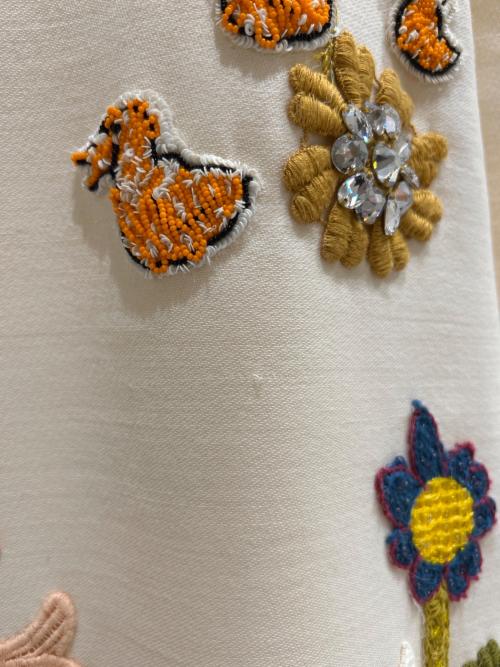 DOLCE & GABBANA（ドルチェ＆ガッバーナ）DOLCE & GABBANA (ドルチェ＆ガッバーナ) 刺繍ビーズ装飾ワンピース アイボリー サイズ:40の古着・服飾アイテム