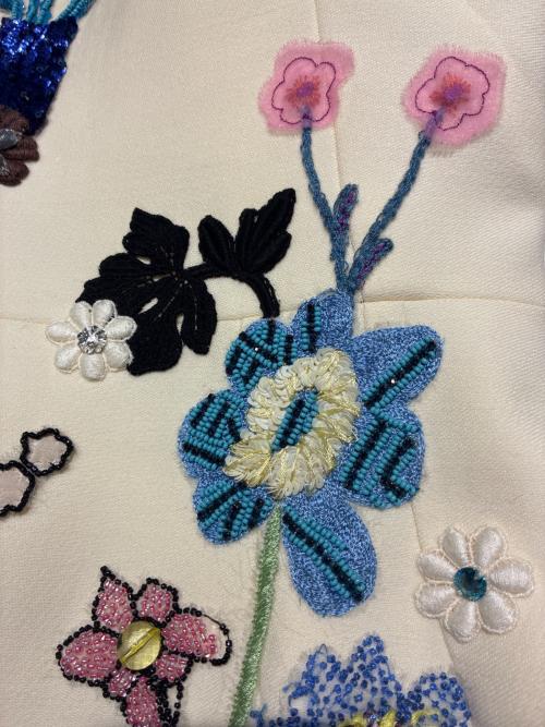 DOLCE & GABBANA（ドルチェ＆ガッバーナ）DOLCE & GABBANA (ドルチェ＆ガッバーナ) 刺繍ビーズ装飾ワンピース アイボリー サイズ:40の古着・服飾アイテム