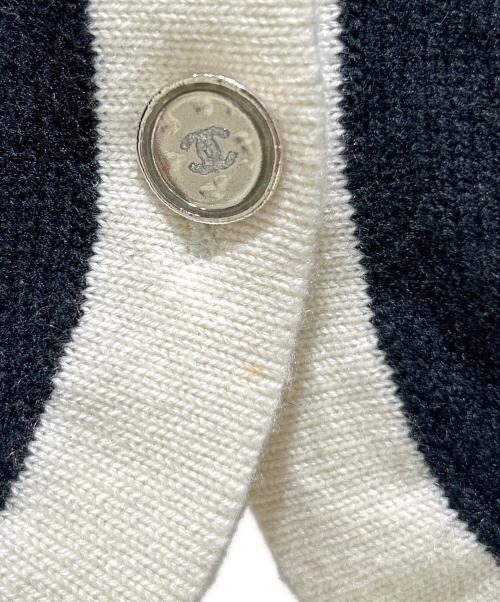 CHANEL（シャネル）CHANEL (シャネル) P78 ココマーク カシミヤ トリムニットカーディガン/Coco Mark Cashmere Trim Knit Cardigan/P78954K11387 ホワイト×ブラック サイズ:34の古着・服飾アイテム
