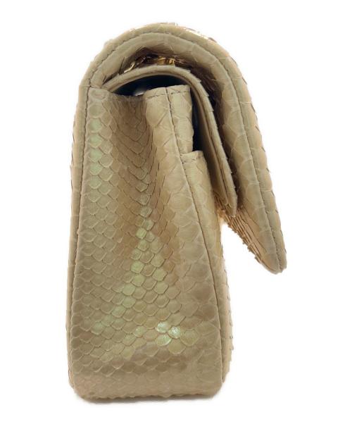 CHANEL（シャネル）CHANEL (シャネル) パイソンダブルフラプマトラッセ25/classic double flap/チェーンショルダーバッグ パールホワイト サイズ:25の古着・服飾アイテム